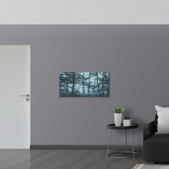 WallClassics - Muursticker - Brouillard léger dans une forêt verte - 100x50 cm Photo sur Muursticker