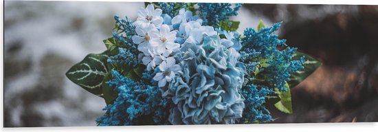 WallClassics - Dibond - Foto van een Klein Boeket met Witte en Blauwe Bloemen - 120x40 cm Foto op Aluminium (Met Ophangsysteem)