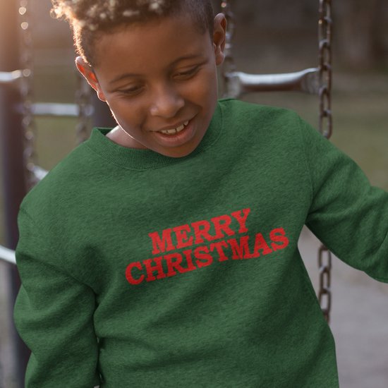 Donkergroene kersttrui met de tekst 'MERRY CHRISTMAS' in rode letters, gedragen door een jongen.