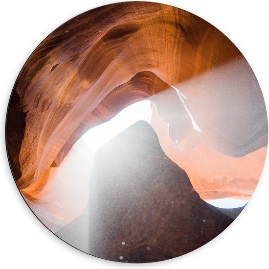 WallClassics - Dibond Muurcirkel - Lichtstralen door Lower Antelope Canyon - 60x60 cm Foto op Aluminium Muurcirkel (met ophangsysteem)