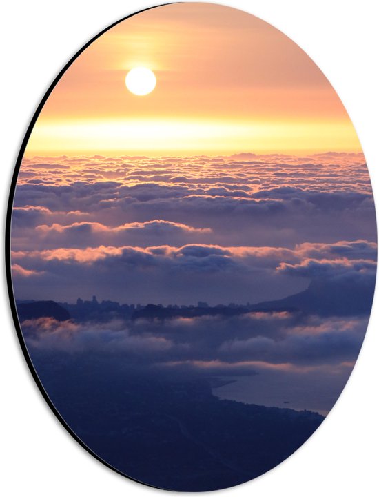 WallClassics - Dibond Ovaal - Opkomende Zon boven de Wolken - 21x28 cm Foto op Ovaal (Met Ophangsysteem)