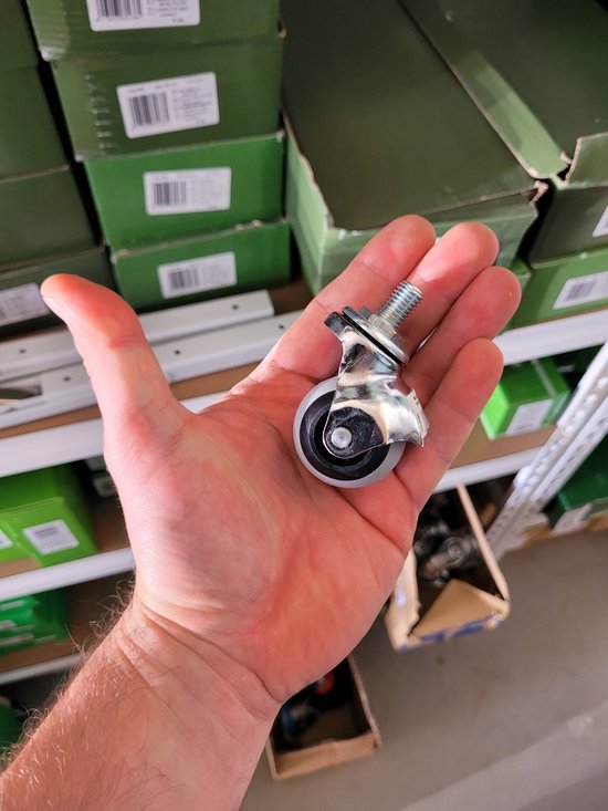 Hand met zwenkwiel met schroefdraad, grijze kunststof band, verchroomde behuizing.