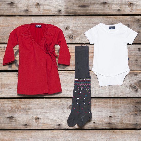 Rood wikkeljurkje, grijs met stippen maillot en wit rompertje op houten achtergrond.