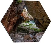 WallClassics - Dibond Hexagon - Geheime Doorgang naar de Rivier tussen Bergen - 40x34.8 cm Foto op Hexagon (Met Ophangsysteem)