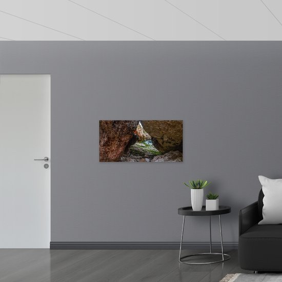 WallClassics - Panneau de mousse PVC - Passage secret vers la rivière entre les Montagnes - Photo 100 x 50 cm sur panneau de mousse PVC (avec système de suspension)