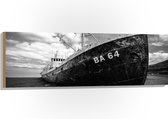 WallClassics - Hout - Oud Scheepswrak op Strand (zwart/wit) - 120x40 cm - 12 mm dik - Foto op Hout (Met Ophangsysteem)