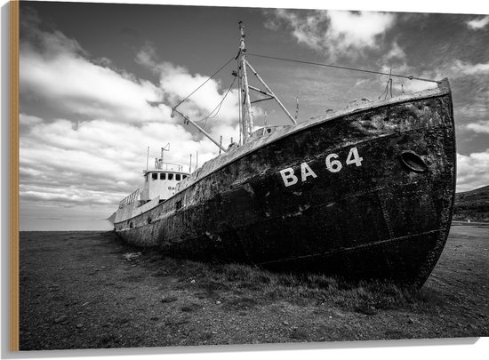 WallClassics - Hout - Oud Scheepswrak op Strand (zwart/wit) - 100x75 cm - 12 mm dik - Foto op Hout (Met Ophangsysteem)