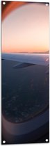 WallClassics - Tuinposter – Vliegtuigvleugel vanuit Raam bij Zonsondergang - 40x120 cm Foto op Tuinposter  (wanddecoratie voor buiten en binnen)
