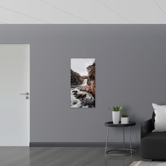WallClassics - Poster Glossy - Rivière Sauvage avec Cascade - 50x100 cm Photo sur Papier Poster avec Finition Brillante
