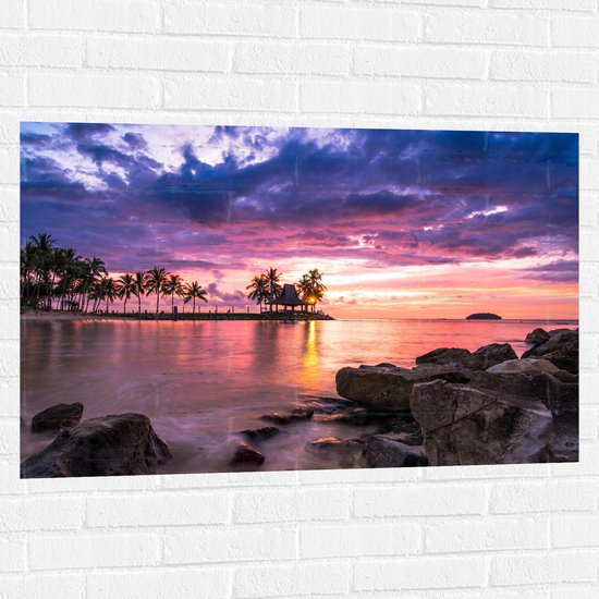 WallClassics - Muursticker - Roze met Paarse Lucht bij Tropische Zee - 105x70 cm Foto op Muursticker