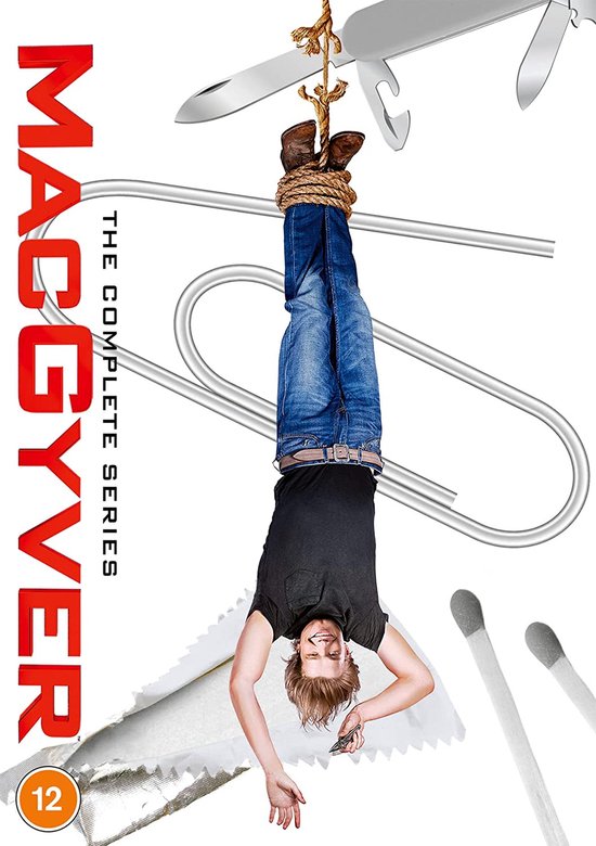 MacGyver hangt ondersteboven aan touwen, vastgebonden aan een paperclip. Twee lucifers ernaast.