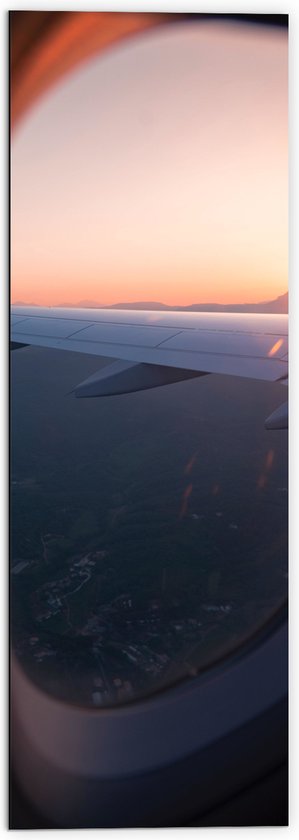 WallClassics - Dibond - Vliegtuigvleugel vanuit Raam bij Zonsondergang - 50x150 cm Foto op Aluminium (Met Ophangsysteem)