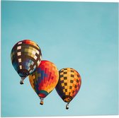 WallClassics - Vlag - Drie Kleurrijk Geblokte Luchtballonnen - 50x50 cm Foto op Polyester Vlag