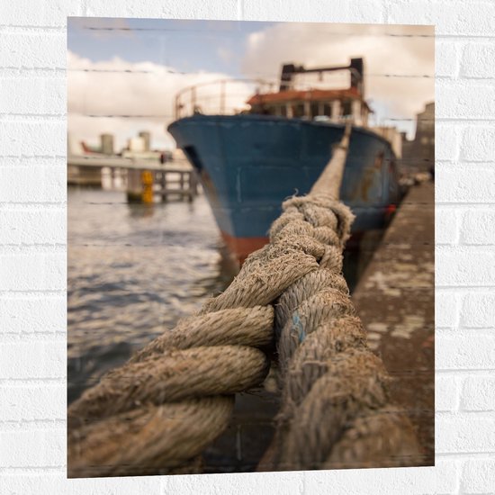 WallClassics - Muursticker - Dik Touw aan Vrachtschip in de Haven - 60x80 cm Foto op Muursticker