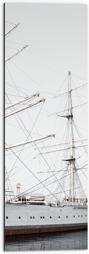 WallClassics - Dibond - Groot Zeilschip op Kalm Water - 30x90 cm Foto op Aluminium (Wanddecoratie van metaal)