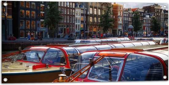 WallClassics - Tuinposter – Toeristenboten in Amsterdamse Grachten - 100x50 cm Foto op Tuinposter  (wanddecoratie voor buiten en binnen)