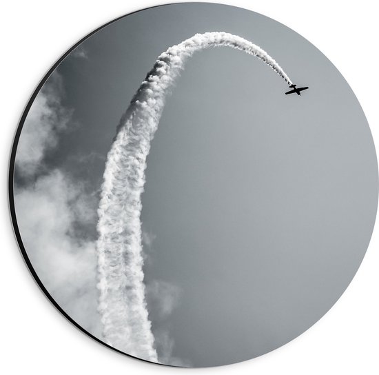 WallClassics - Dibond Muurcirkel - Stuntvliegtuig met Rook (zwart/wit) - 20x20 cm Foto op Aluminium Muurcirkel (met ophangsysteem)