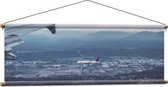 WallClassics - Textielposter - Vliegtuigvleugel boven Land - 120x40 cm Foto op Textiel