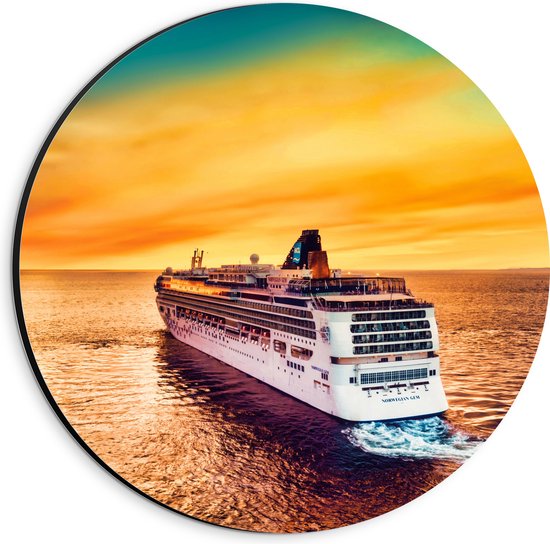 WallClassics - Dibond Muurcirkel - Groot Cruiseschip op Water met Felle Lucht - 20x20 cm Foto op Aluminium Muurcirkel (met ophangsysteem)