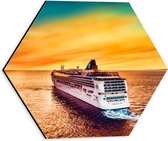 WallClassics - Dibond Hexagon - Groot Cruiseschip op Water met Felle Lucht - 30x26.1 cm Foto op Hexagon (Met Ophangsysteem)