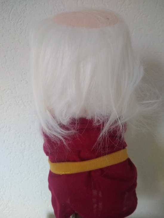 Achterkant van een Noah handpop die een bordeauxrode jurk en gele riem draagt met een grote witte pruik.