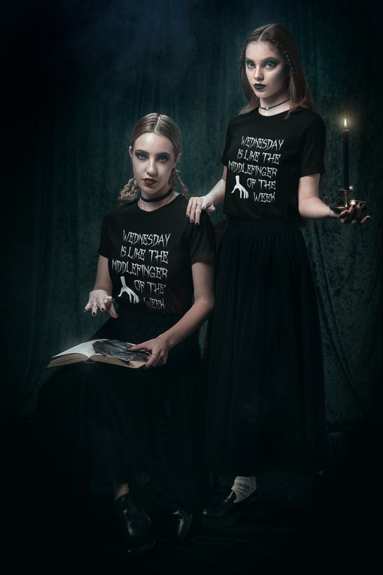 Rick & Rich - Zwart T-shirt - Wednesday is like the middlefinger of the week - The Addams Family - Gothic T-shirt - Wednesday T-shirt - Zwart Wednesday T-shirt - Zwart T-shirt maat XS - T-shirt met ronde hals - Wednesday Addams