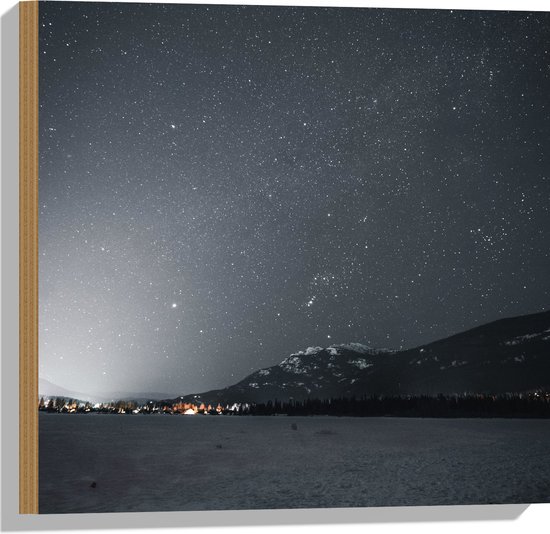 WallClassics - Hout - Sterrenhemel boven Sneeuwlandschap - 50x50 cm - 12 mm dik - Foto op Hout (Met Ophangsysteem)