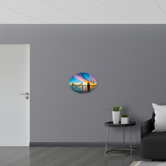 WallClassics - Feuille de Mousse PVC Ovale - Couple Amoureux avec Hamac dans la Mer - 56x42 cm Photo sur Ovale (Avec Système d'accrochage)