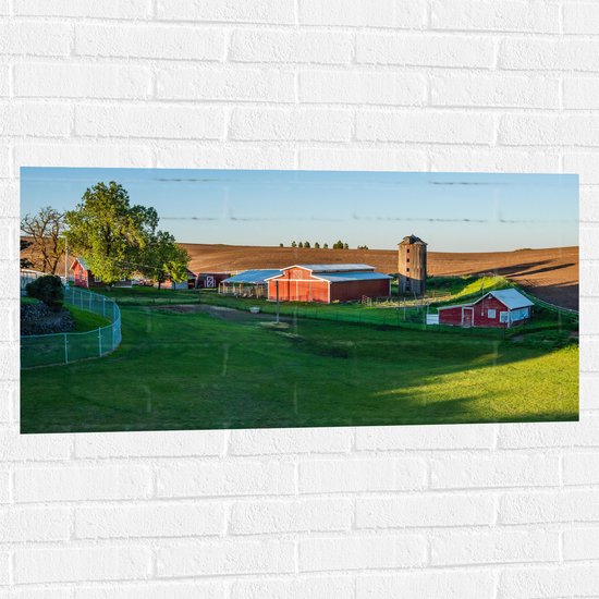 WallClassics - Muursticker - Rode Boerderij met Grasveld - 100x50 cm Foto op Muursticker