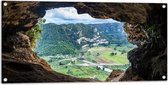 WallClassics - Tuinposter – Uitkijkend op een Vallei vanuit een Grot in de Bergen - 100x50 cm Foto op Tuinposter  (wanddecoratie voor buiten en binnen)