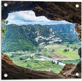 WallClassics - Tuinposter – Uitkijkend op een Vallei vanuit een Grot in de Bergen - 50x50 cm Foto op Tuinposter  (wanddecoratie voor buiten en binnen)
