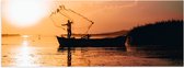 WallClassics - Poster (Mat) - Un pêcheur lance le filet de pêche depuis un bateau - Photo 60x20 cm sur papier affiche avec un aspect mat