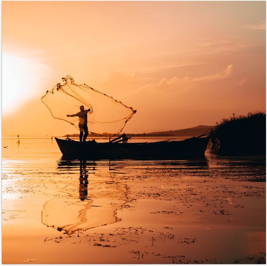 WallClassics - Poster (Mat) - Un pêcheur lance le filet de pêche depuis un bateau - Photo 50x50 cm sur papier affiche avec un aspect mat