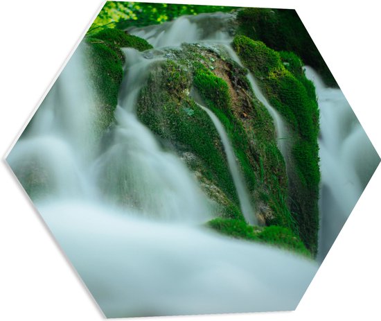 WallClassics - PVC Schuimplaat Hexagon  - Mistige Waterval in de Natuur - 60x52.2 cm Foto op Hexagon (Met Ophangsysteem)