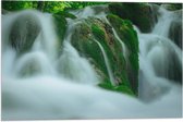 WallClassics - Vlag - Mistige Waterval in de Natuur - 60x40 cm Foto op Polyester Vlag