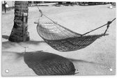 WallClassics - Tuinposter – Hangmat op een Tropisch Strand Zwart / Wit - 60x40 cm Foto op Tuinposter  (wanddecoratie voor buiten en binnen)