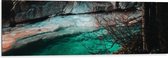 WallClassics - Dibond - Groen Water Langs de Rotswand - 120x40 cm Foto op Aluminium (Wanddecoratie van metaal)