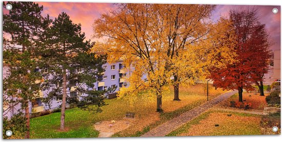 WallClassics - Tuinposter – Herfstbomen in Dorpje - 100x50 cm Foto op Tuinposter  (wanddecoratie voor buiten en binnen)
