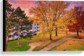 WallClassics - Canvas  - Herfstbomen in Dorpje - 60x40 cm Foto op Canvas Schilderij (Wanddecoratie op Canvas)