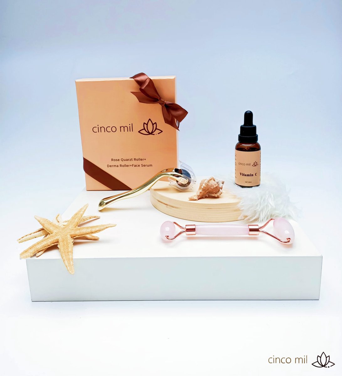 Gezichtsverzorging - cinco mil - Vitamine C Serum - 3 in 1 Anti Aging - Face & Derma roller - Luxe Cadeau 3 stuks - Dames cadeau - Giftbox - Kerstcadeau - Kerstpakket - Verwenpakket - Geschenkset