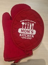 Set Ovenwant met Pannenlap met tekst 'Made with love in MOM'S kitchen'  (ideaal voor Moederdag)