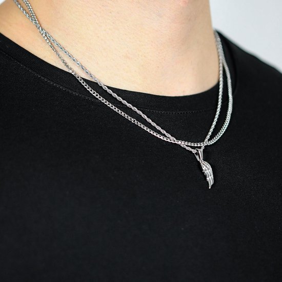 Close-up van zilveren ketting met kleine vleugel hanger om de nek van een man.