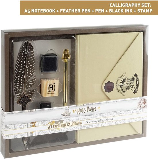 Verpakte Harry Potter kalligrafie set met veerpen, gouden pen met uil, inkt, stempel en notitieboek.
