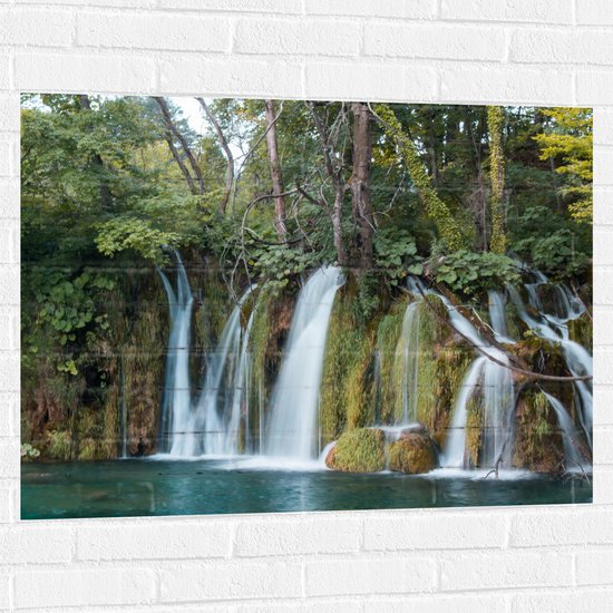 WallClassics - Muursticker - Prachtige Watervallen in de Natuur - 100x75 cm Foto op Muursticker