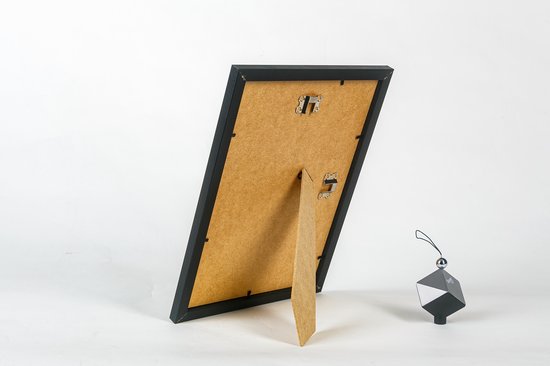 Schuine achterkant van zwarte fotolijst met standaard.