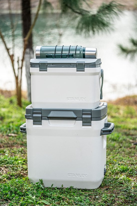 Stanley Adventure Outdoor Cooler 28.3L - IJskoud voor 4 Dagen - Dubbelwandig Geïsoleerde Coolbox - BPA Vrij - Deksel Fungeert Ook Als Stoel - Camping Koelbox - Waterdicht - Polar White van STANLEY — afbeelding 4