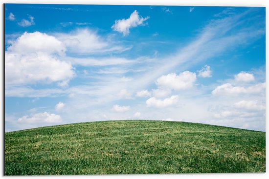 WallClassics - Dibond - Heldere Lucht met Wolken boven Gras Heuvel - 60x40 cm Foto op Aluminium (Wanddecoratie van metaal)