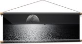 WallClassics - Textielposter - Maan aan de Horizon bij de Zee Zwart / Wit - 90x30 cm Foto op Textiel