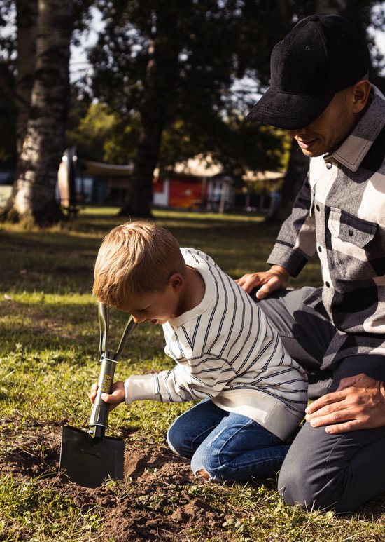 Man en jongen gebruiken een legergroene pioniersschep om in de aarde te graven.