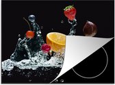 KitchenYeah® Inductie beschermer 77x59 cm - Water - Fruit - Sinaasappel - Aardbei - Kers - Zwart - Kookplaataccessoires - Afdekplaat voor kookplaat - Inductiebeschermer - Inductiemat - Inductieplaat mat